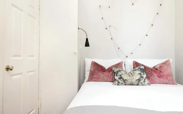 JOIVY Royal Mile Tower Apartment