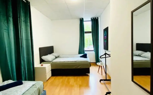 Stylish Shared 3-Bedroom Stay Near City