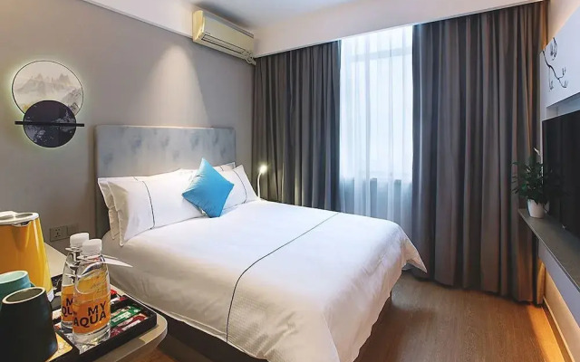 Magnotel Hotel of Wuhan Mei Yuan District subway station T-bridge