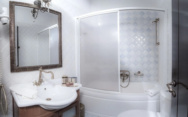 Ostra Menalon Luxury Suites