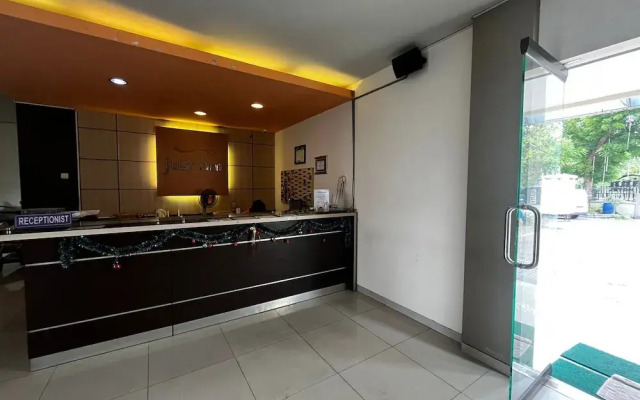 OYO 94442 Jebres Inn