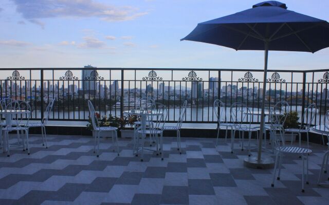 Pariat River Front Hotel