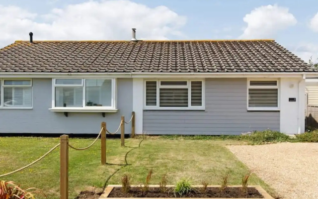 Charming Bolthole 400m to Beach