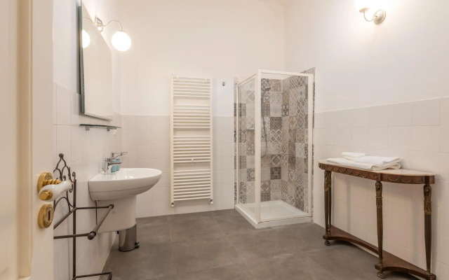 Early 20Th Centruy House & Pool