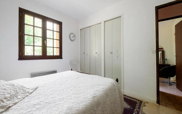 Inviting Holiday Home in Miremont With Garden
