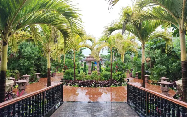 Mayfair On Sea, Morjim Beach