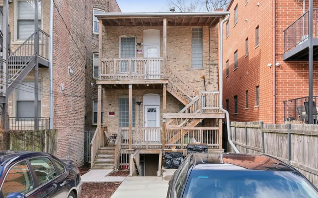 Comfortable Condo In The Heart Of Bronzeville 4 Bedroom Condo by RedAwning