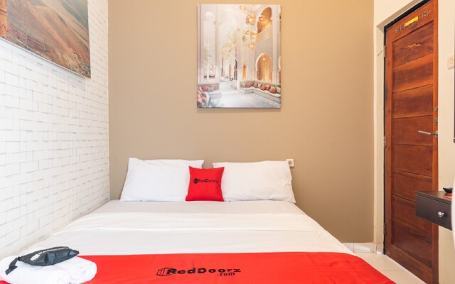 RedDoorz Plus near Hayam Wuruk 2