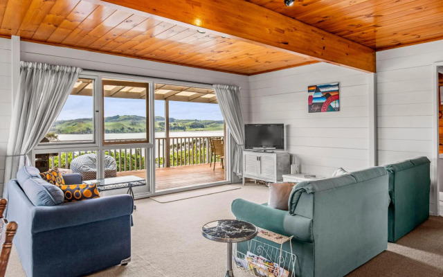 Bay Vista Views - Raglan Holiday Home