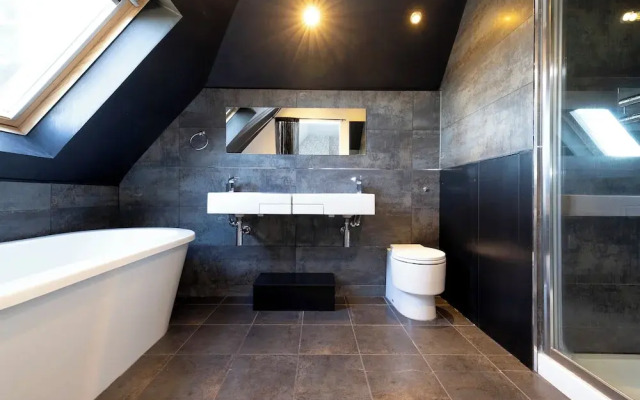 Delightful 3-bed Flat with Parking