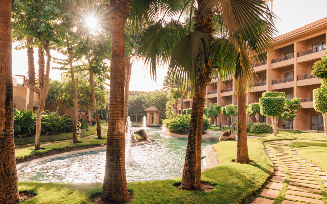Dusit Thani LakeView Cairo