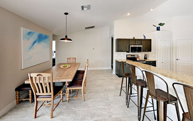 Chic Canalfront - 4 Br Home