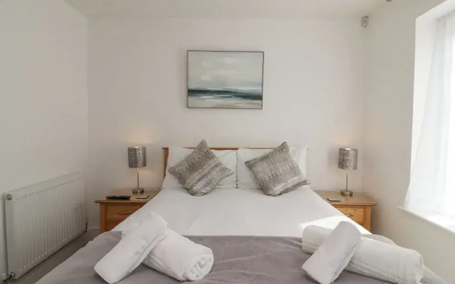 Admiral's Quarter Apartment 4