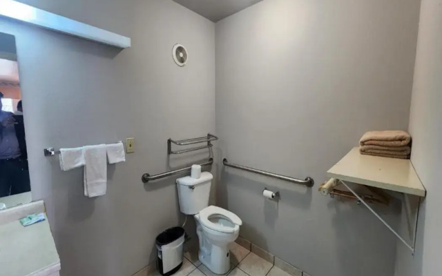 Benbrook Inn & Suites by OYO Fort Worth I-20
