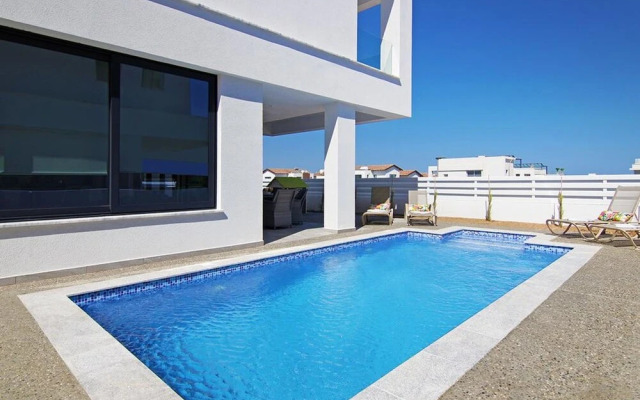 Theresa Paralimni in Paralimni