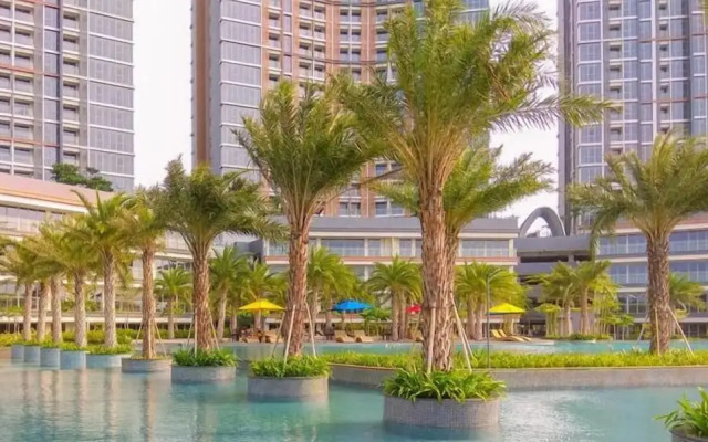 Cozy And Best Location 1Br Gold Coast Apartment