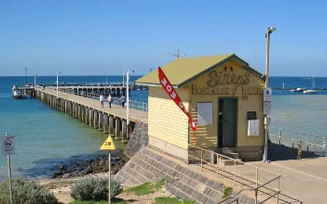 Modern & Cosey 4bedroom House Walk to Beach