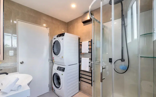 Beautifully Styled 2BR w 2 Carparks & Aircon