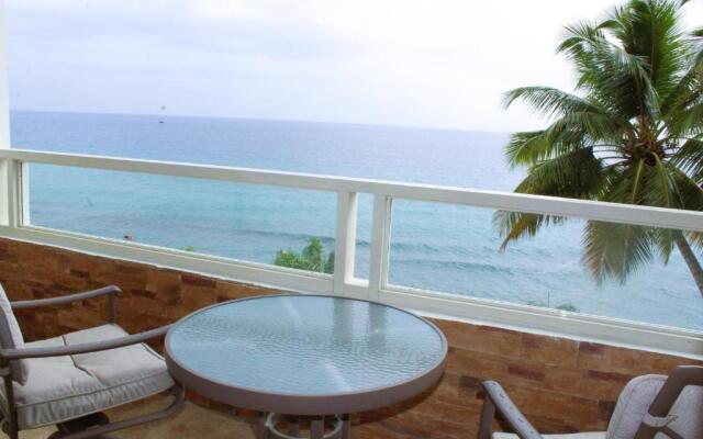 Beachfront 2 bdr apt with beautiful views