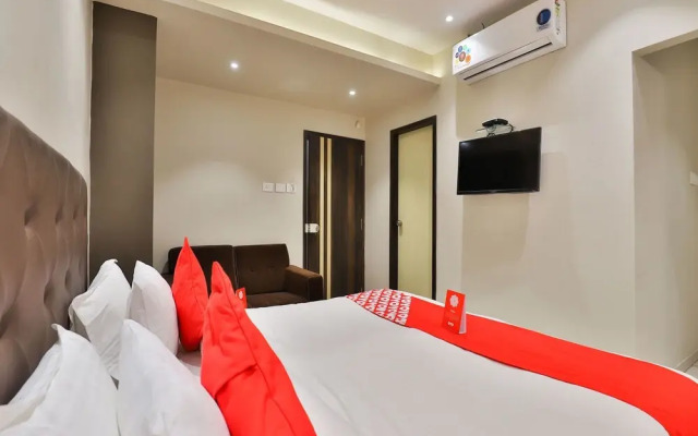 OYO 16122 Hotel Navya Palace