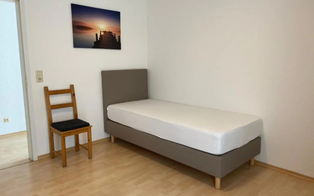 Wohnung mit 2 Einzelzimmer gemeinsamer Küchen/Bad/Balkon-Nutzung
