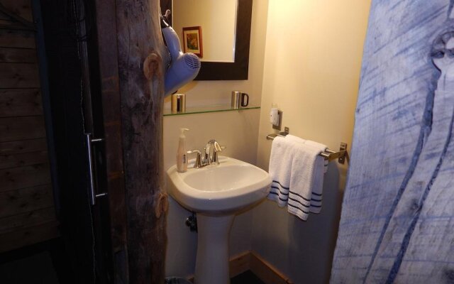 Blue Tin Roof Bed & Breakfast