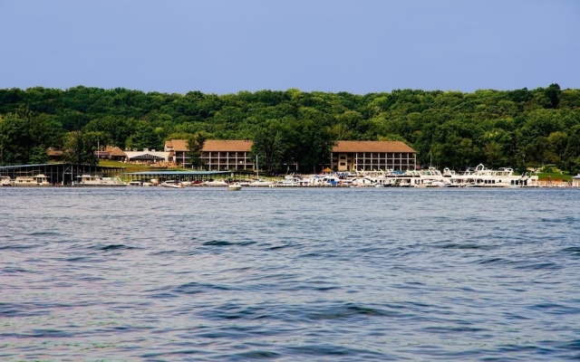 Fourwinds Lakeside Inn & Marina