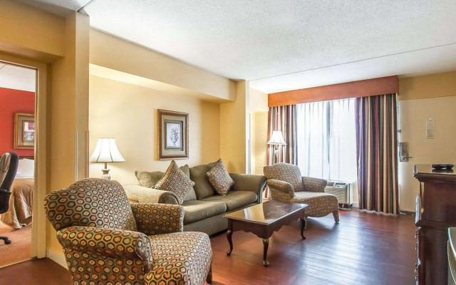 Clarion Inn & Suites University Center