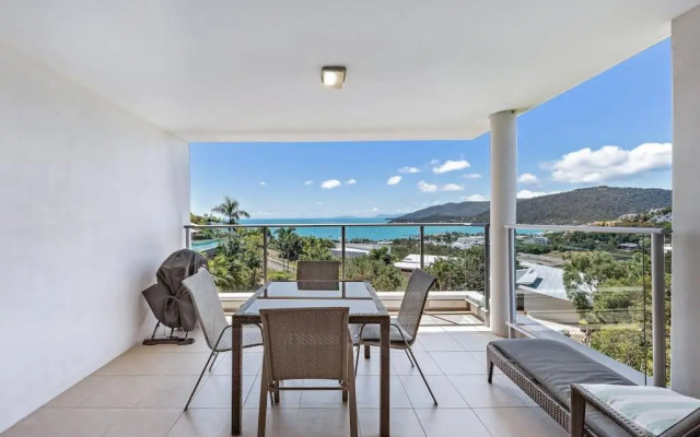 Three B Airlie 2 bedroom unit Seaviews & Pool