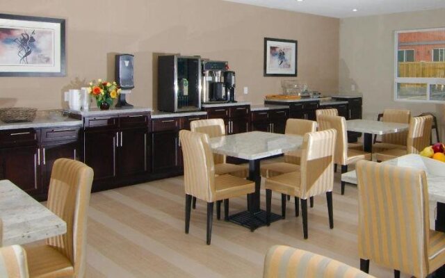 Paradise Inn and Suites - Redwater