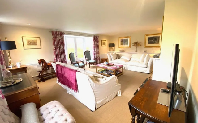 Stunning 6-bed Country House With Heated Pool