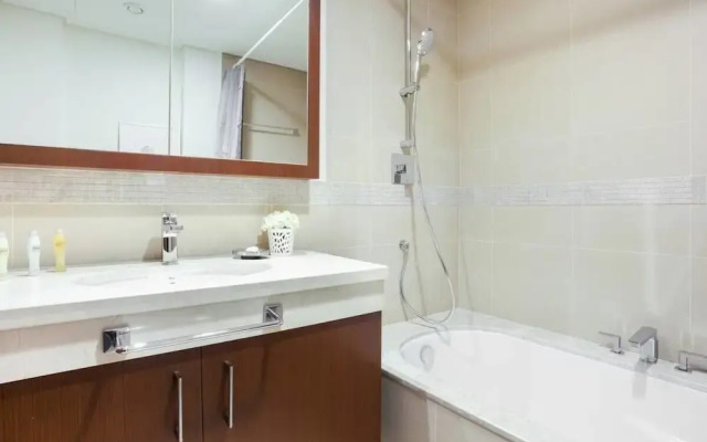 Lush & Bright, A Stroll Away From Burj Khalifa