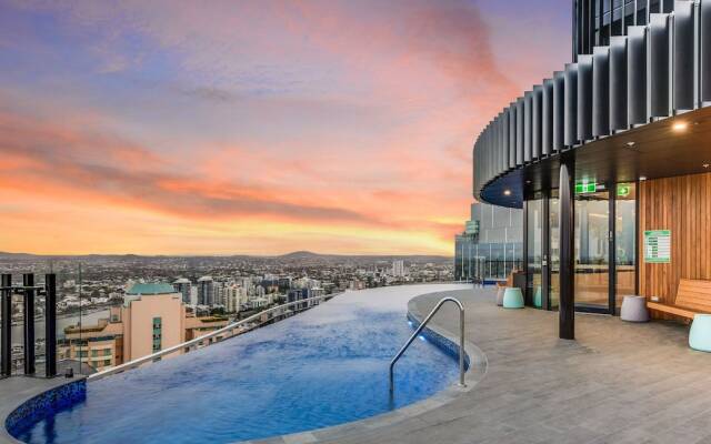 Infinity Roof Top Pool City Apartment