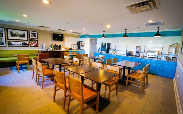 Country Inn & Suites by Radisson, Burlington (Elon), NC