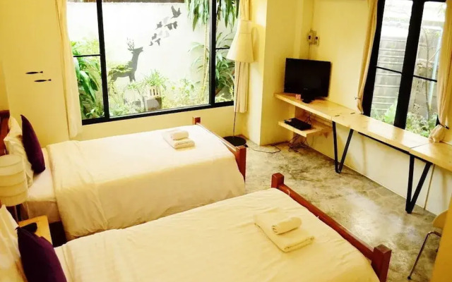 Early Bird Bed & Breakfast - Adults Only