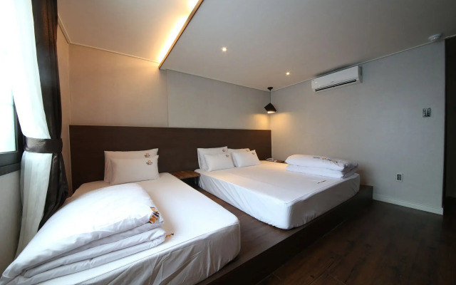 The Stone Bridge Hotel