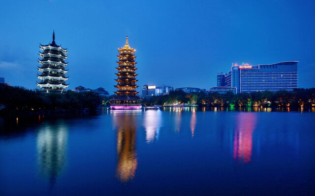 Guilin Lijiang Waterfall Hotel