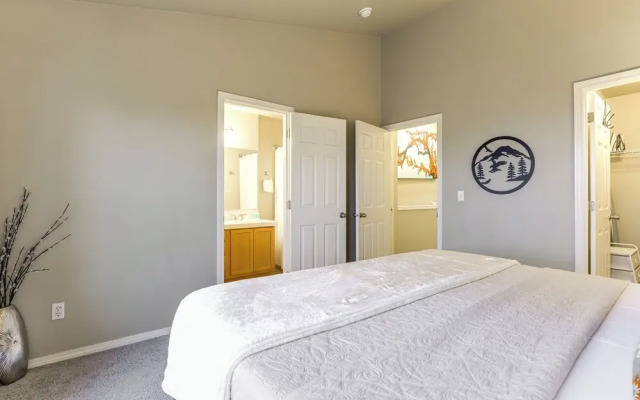 Walk to Mcmenamins Edgefield: Inviting Townhome!