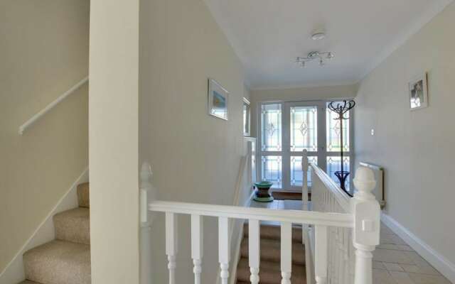 Comfortable and Luxurious Family Home With Beautiful Sunny Garden, Close to the Beach