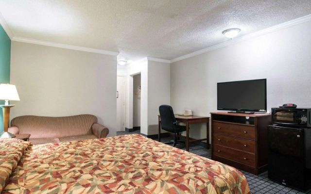 Rodeway Inn Syracuse Carrier Circle