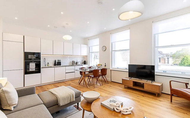 Stylish Chelsea Escape With Private Outdoor Oasis!