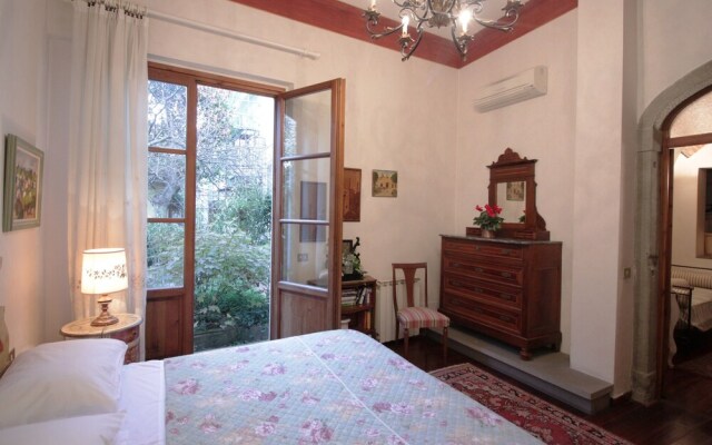 Domus Giorgio Authentic 1600's apt with Stunning Garden and Rooftop