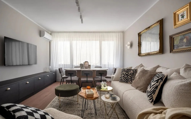 Views of all the Palaces 2BR Stunner