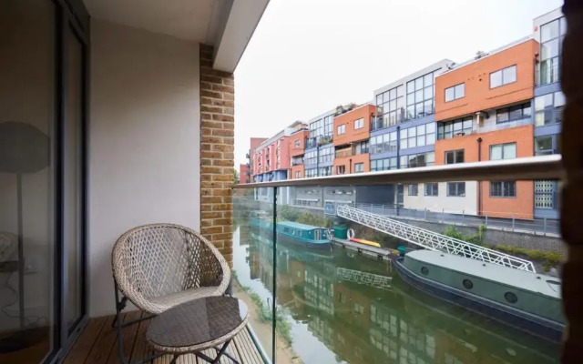 The Limehouse Cut Place - Spacious 2bdr Flat With Balcony