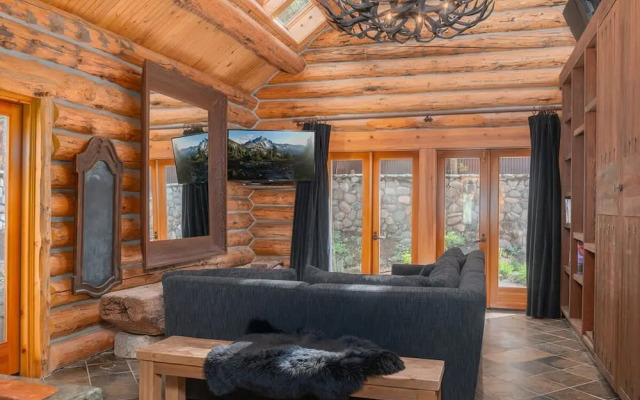 Absolutely Amazing Slopeside Mountain Lodge With spa