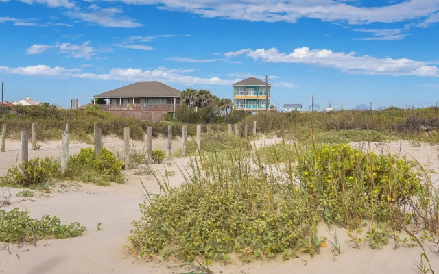 Steps to Beach: Vibrant House in Galveston!