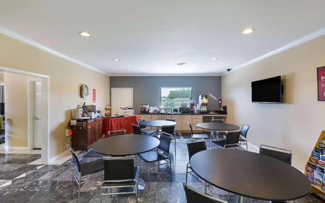 Econo Lodge & Suites