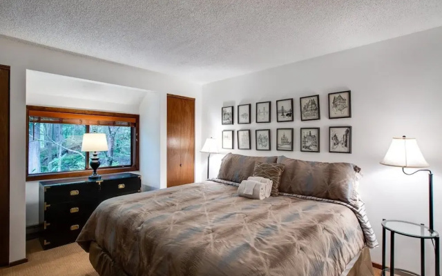 31sw - Fireplace - Wifi - Washer/dryer - Sleeps 4 2 Bedroom Home by RedAwning