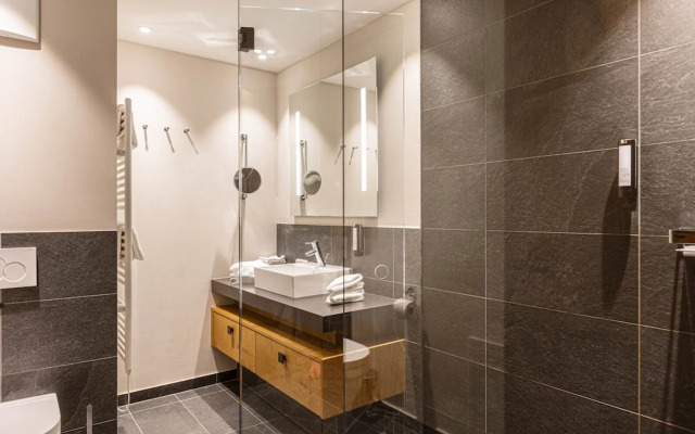 Spacious Apartment With Swimming Pool