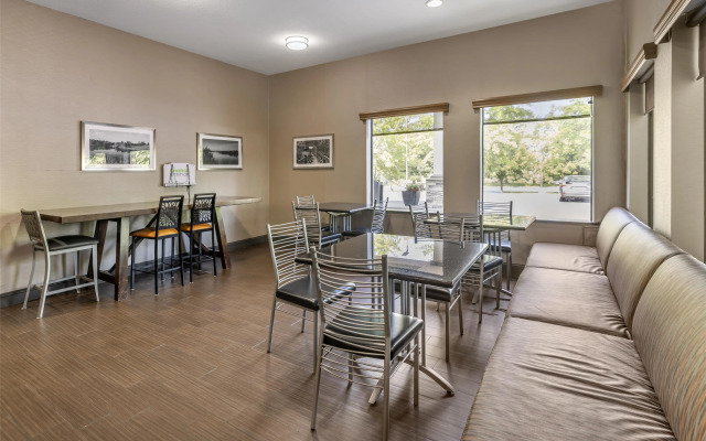 Best Western Plus Lee's Summit Hotel & Suites